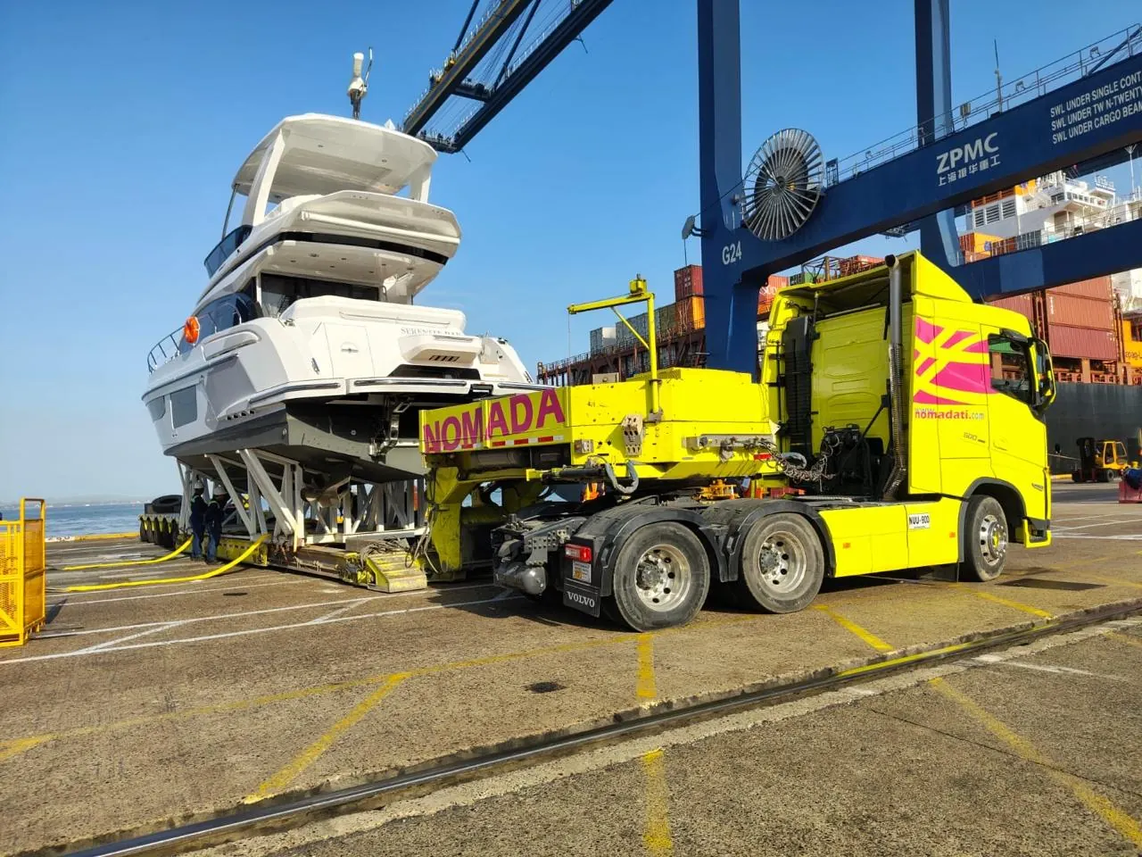 Nomada — transporte de yate (izaje con grúa)