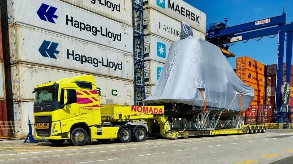 Nomada — transporte de yate en puerto